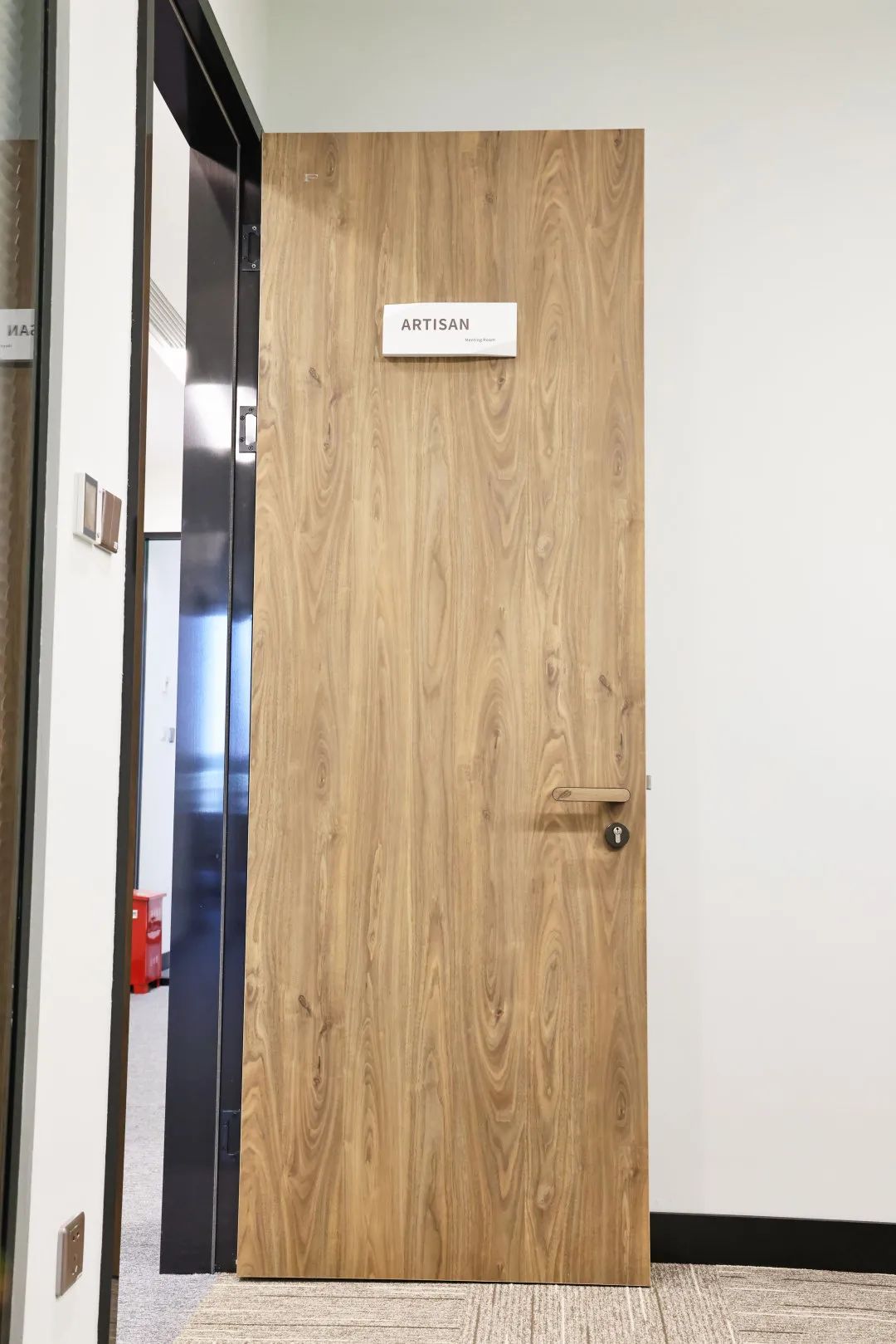 富美家?室內(nèi)門配色豐富，木紋等系列配合20多種表面處理，這些色彩也完全適用于執(zhí)手鎖的定制。門把手內(nèi)鑲嵌任意富美家?裝飾耐火板，與門扇面保持一致，堅(jiān)固耐用尤其適合辦公空間，每處細(xì)節(jié)都經(jīng)過設(shè)計(jì)，使美觀和實(shí)用得到完美統(tǒng)一。