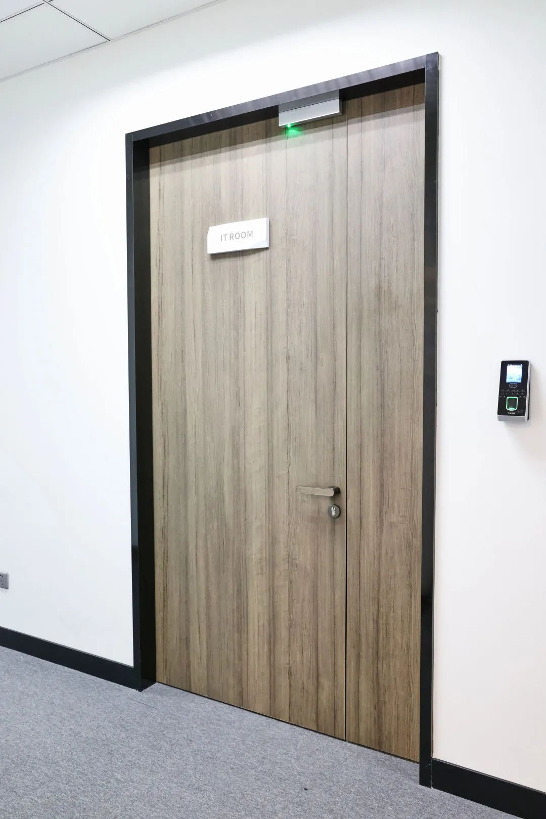 富美家?室內(nèi)門配色豐富，木紋等系列配合20多種表面處理，這些色彩也完全適用于執(zhí)手鎖的定制。門把手內(nèi)鑲嵌任意富美家?裝飾耐火板，與門扇面保持一致，堅(jiān)固耐用尤其適合辦公空間，每處細(xì)節(jié)都經(jīng)過設(shè)計(jì)，使美觀和實(shí)用得到完美統(tǒng)一