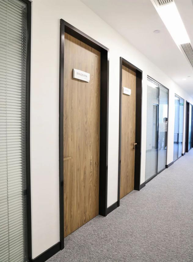 富美家?門把手采用獨(dú)立回彈結(jié)構(gòu)，輕便且堅(jiān)固耐用，非常適合多人使用的商業(yè)空間。