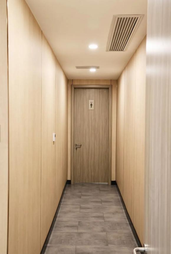 富美家?門把手采用獨(dú)立回彈結(jié)構(gòu)，輕便且堅(jiān)固耐用，非常適合多人使用的商業(yè)空間